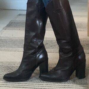 Sartore brown soft leather boots. Size 7. Made in Italy.